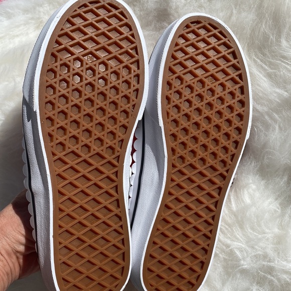 MINNIE MOUSE VANS. RED & WHITE POLKA DOT SLIP ONS WITH BOWS ON TOP!!! KIDS SZ 3 - Picture 4 of 5